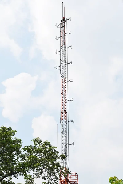 Telecommunicatie torens, gelegen in een bosrijke omgeving op de berg. — Stockfoto