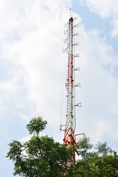 Telecommunicatie torens, gelegen in een bosrijke omgeving op de berg. — Stockfoto