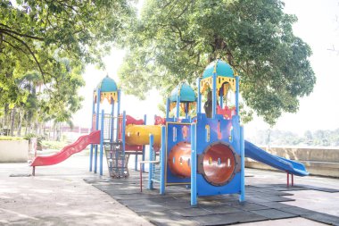 Parkta oyun ekipmanları