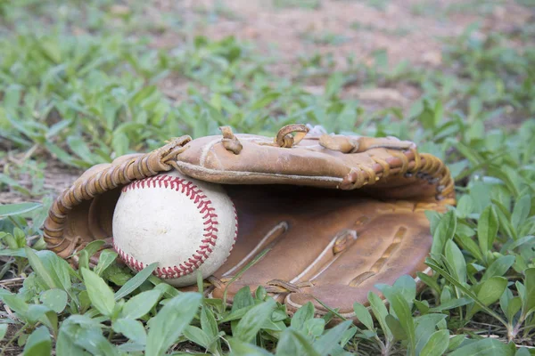 Hra baseballu. Baseballový míč, baseballové rukavice. — Stock fotografie