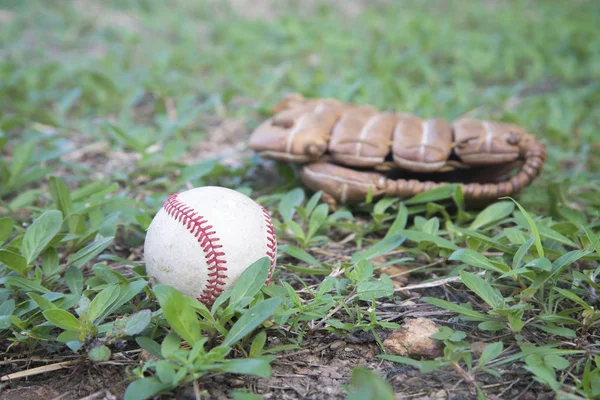 野球の試合。野球ボール, 野球グローブ. — ストック写真