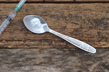 şırınga ve uyuşturucu ve kaşık