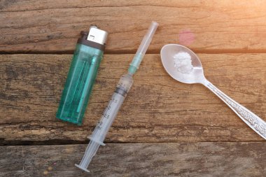 şırınga ve uyuşturucu ve kaşık