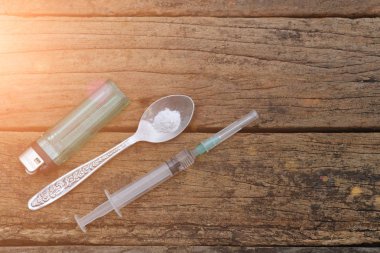 şırınga ve uyuşturucu ve kaşık