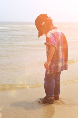 Çocuklar sahilde yürürken ayakkabılarını arıyorlar..