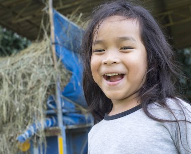 Yenileme ile küçük çocuk gülümsedi.