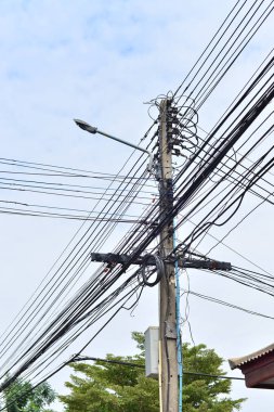 Elektrik direği elektrik hatları ve mavi gökyüzü kabloları