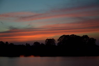Güneşin doğuşunu ve güneş arka plan belirleme.