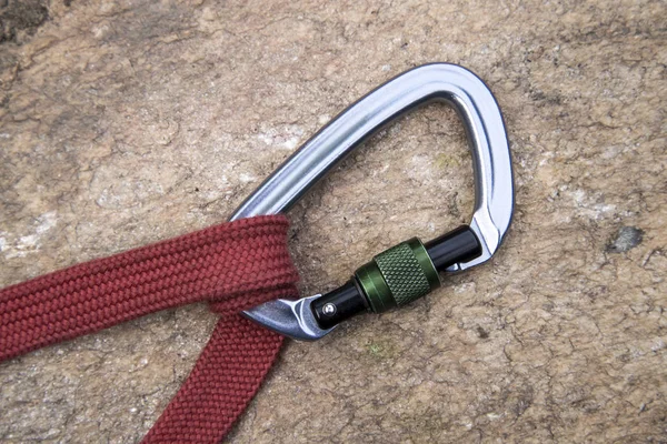 Εικόνα από ένα carabiner γάντζο και κόκκινο σχοινί σε φόντο ροκ — Φωτογραφία Αρχείου