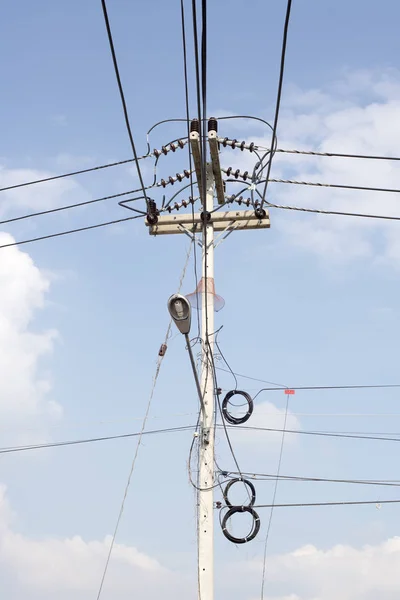 Linhas eléctricas pólo eléctrico e fios com céu azul — Fotografia de Stock