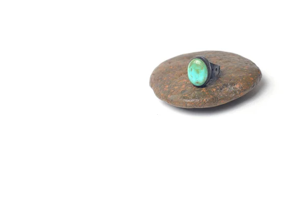 Turquoise ring geïsoleerd op steen op een witte achtergrond. — Stockfoto