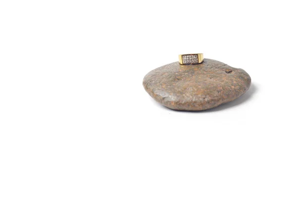 孤立在白色背景上的石头上的结婚戒指. — 图库照片