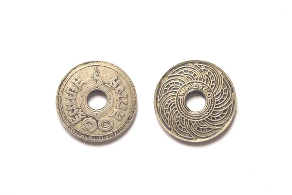 Изолированные от 1937 года старые тайские монеты на белом фоне — стоковое фото