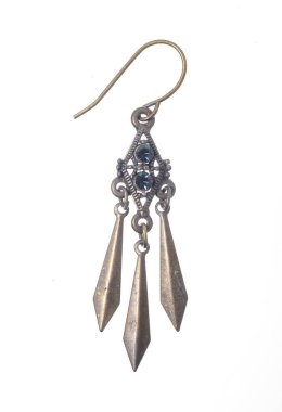 Eski beyaz arka plan üzerinde gümüş küpe kararmış