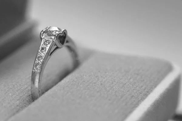 Trouwring met diamant voor een liefde voor altijd. — Stockfoto