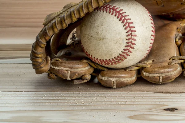 Bola de beisebol no fundo de madeira — Fotografia de Stock