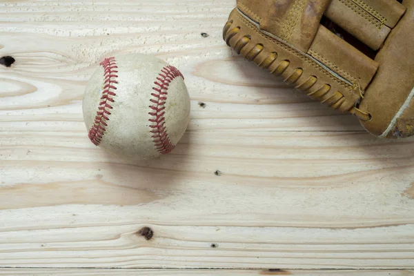 Бейсбольный мяч на деревянном фоне — стоковое фото