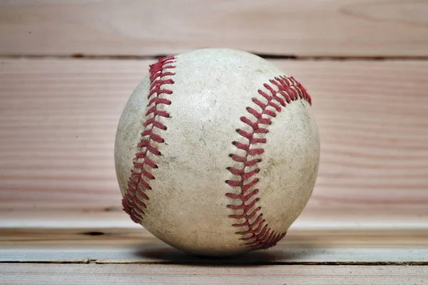 Beyzbol topu ahşap arka plan üzerinde — Stok fotoğraf