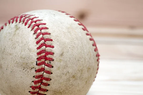 Close-up macro van de naden op een gebruikte honkbal — Stockfoto