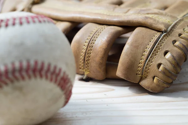 Vecchio guanto da baseball in pelle indossato — Foto Stock