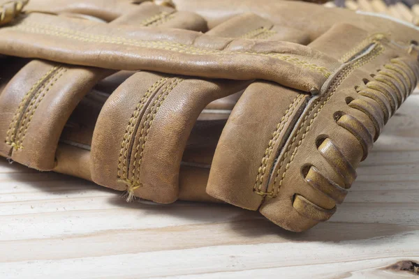 Oude versleten lederen honkbal handschoen — Stockfoto