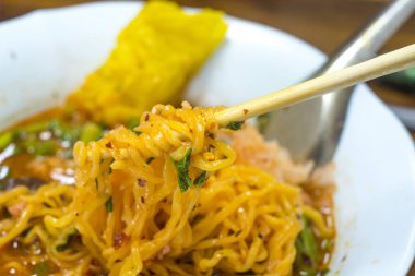 Noodles ramen çubuklarla kıskaç