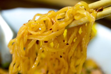 Noodles ramen çubuklarla kıskaç
