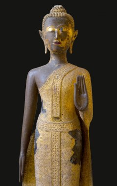 Siyah izole eski Buda heykeli 