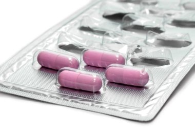 Paketleri dört pembe hap (kapsül)