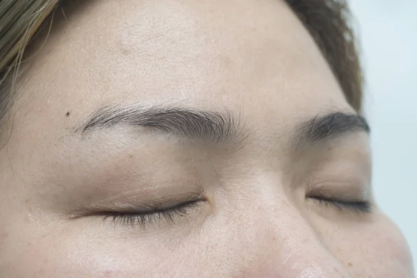 Wenkbrauw, aziatische vrouw voor make-up. — Stockfoto