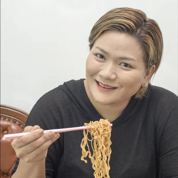 Mujer asiática comiendo fideos asiáticos — Foto de Stock