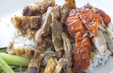 Ördek ve gevrek domuz pirinç üzerinde