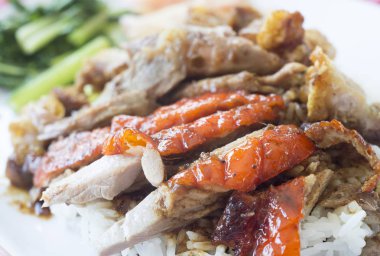 Ördek ve gevrek domuz pirinç üzerinde