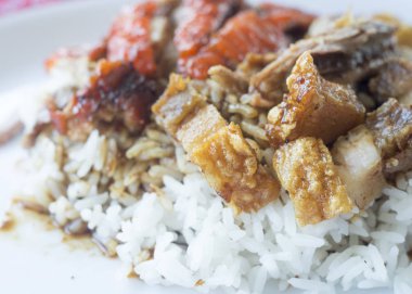 Ördek ve gevrek domuz pirinç üzerinde