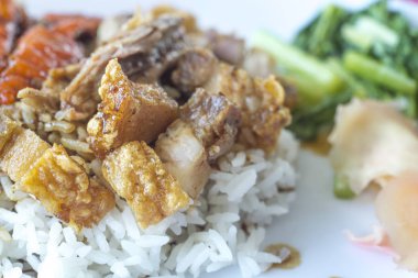 Ördek ve gevrek domuz pirinç üzerinde