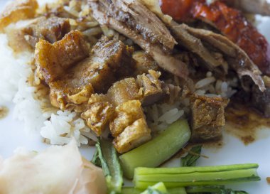 Ördek ve gevrek domuz pirinç üzerinde