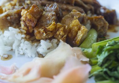 Ördek ve gevrek domuz pirinç üzerinde