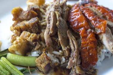 Ördek ve gevrek domuz pirinç üzerinde