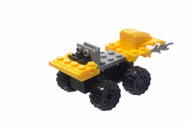 Lego parçaları beyaz üzerine yapılan oyuncak   