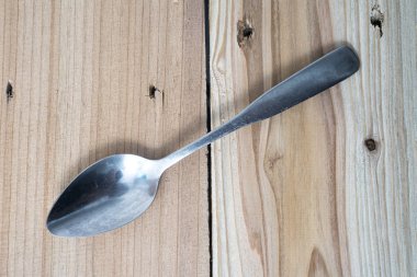 eski ahşap masa üzerinde gümüş