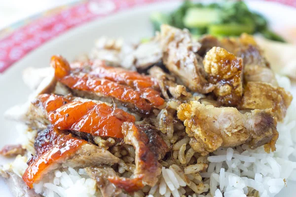 Pato e porco crocante sobre arroz — Fotografia de Stock