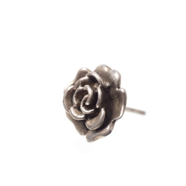 Ασημένιο δαχτυλίδι τριαντάφυλλο. Απομονωθεί σε λευκό φόντο. — Φωτογραφία Αρχείου