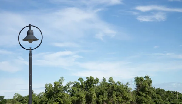 空の背景上のポールの上のランプ — ストック写真
