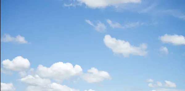 Vita moln på en blå himmel. himmel bakgrund. — Stockfoto