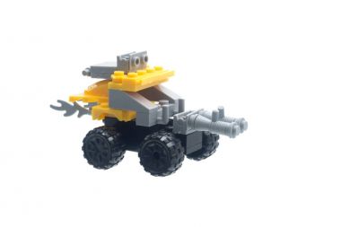 beyaz arkaplanda oyuncak araba.