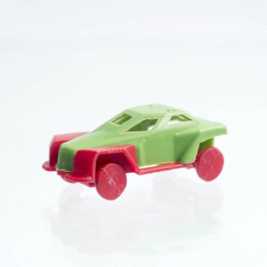 beyaz arkaplanda oyuncak araba.