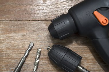 Ahşap masa üzerinde Akülü matkap