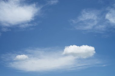 mavi gökyüzünde beyaz bulutlar. gökyüzü arka plan.