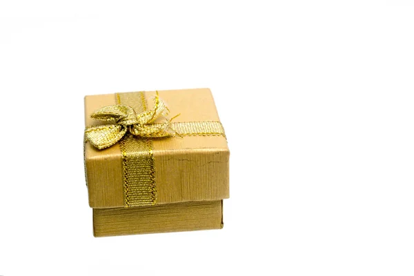 Caja de regalo dorada con cinta dorada sobre blanco — Foto de Stock