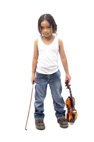 Портрет азиатского мальчика-музыканта с изолированной на белом скрипкой — стоковое фото